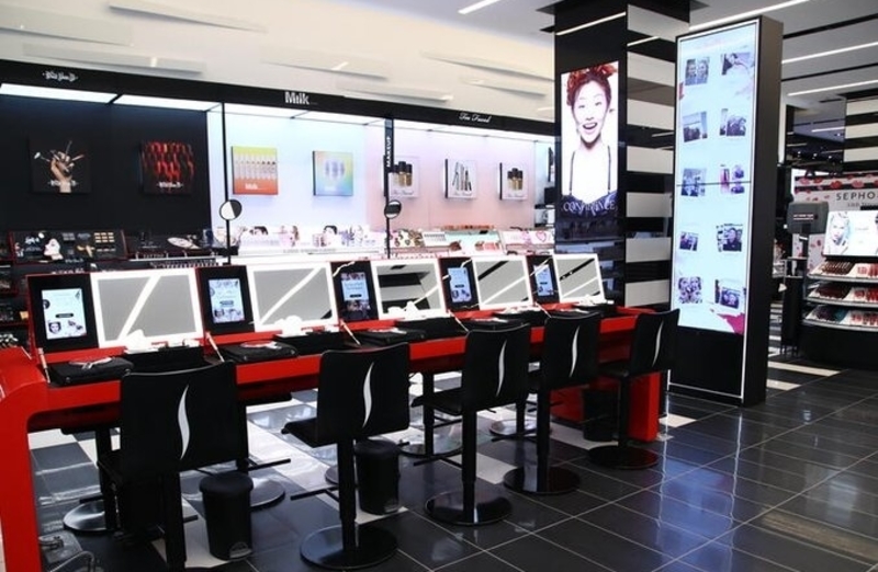Sephora try-on station with technology adoption