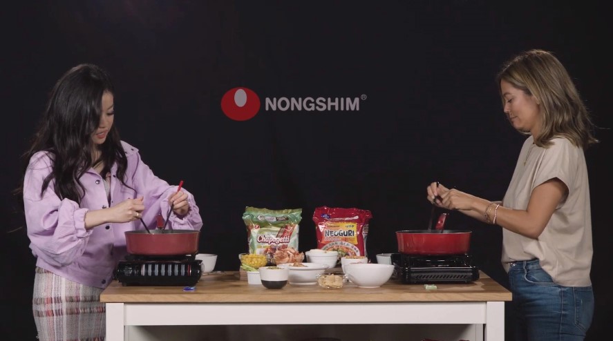 Celebrities cooks noddles from Nongshim products
